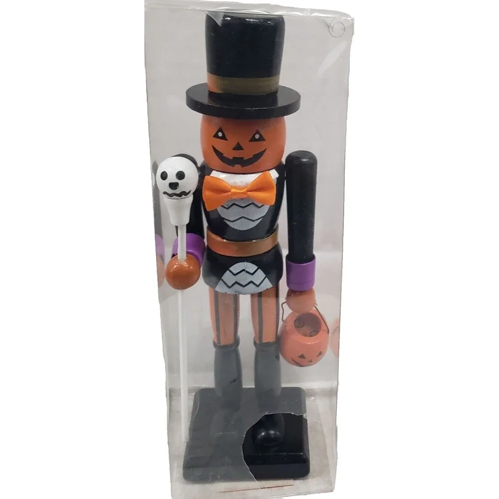 Wooden Nutcracker w/defect,8.5